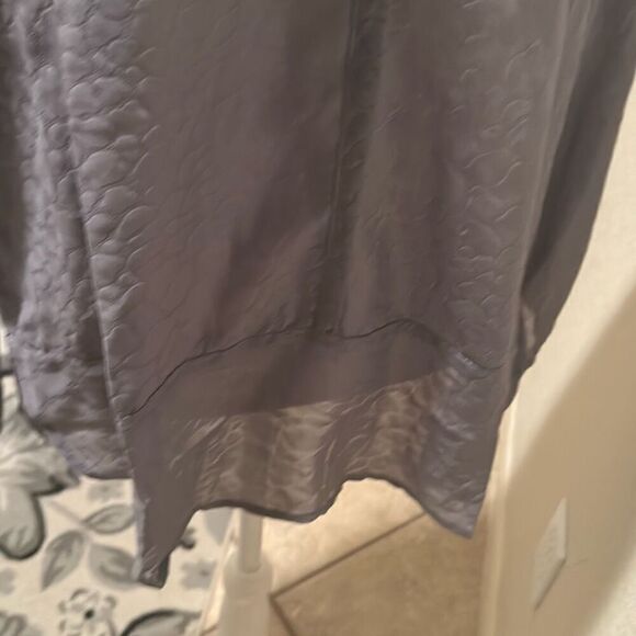 Krisa Women's M Long Sleeve Split Neck Popover Blouse Gray Metallic Animal Print - Picture 10 of 12